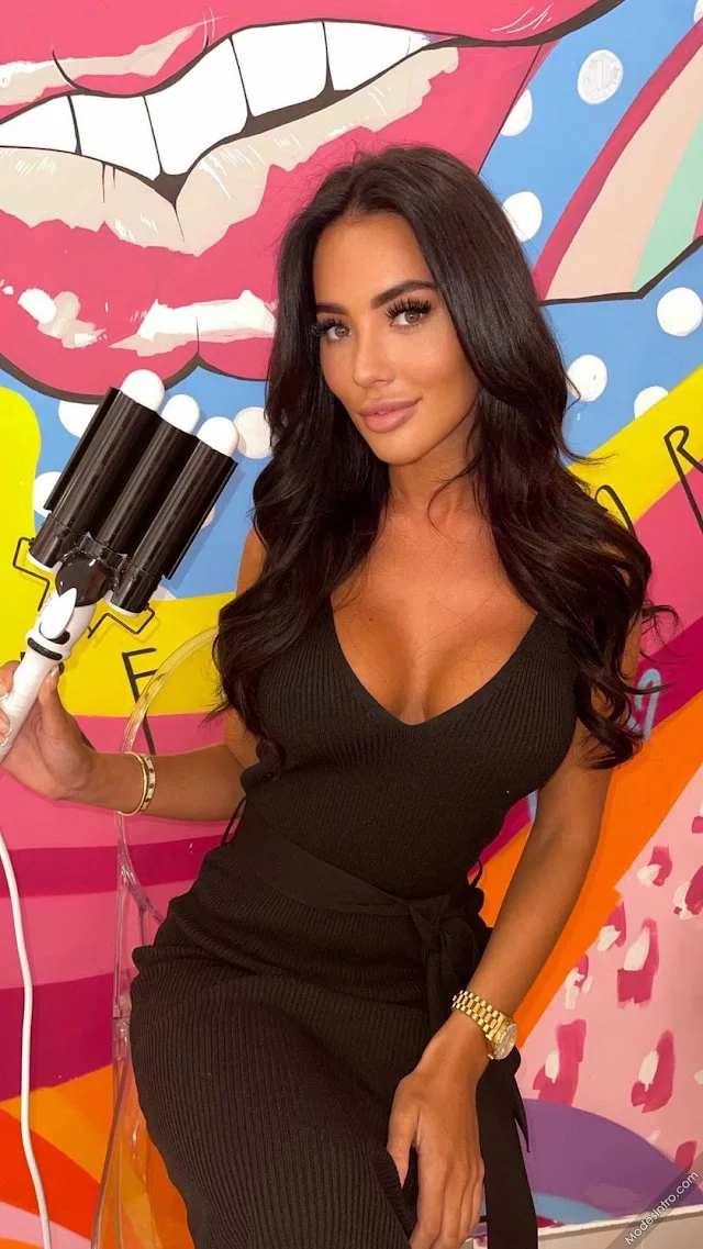 Yazmin Oukhellou